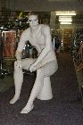 Detail produktu P�nsk� figur�na sed�c� t�lov� barvy.