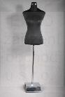 Detail produktu Figurína torzo žena-chromový žebříkový stojan.