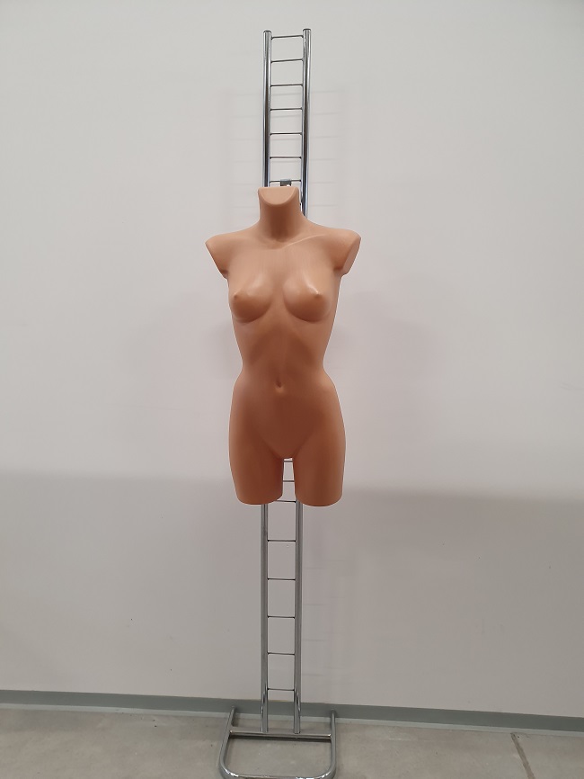 Detail produktu Figurína torzo žena včetně chrom žebříkový stojan.